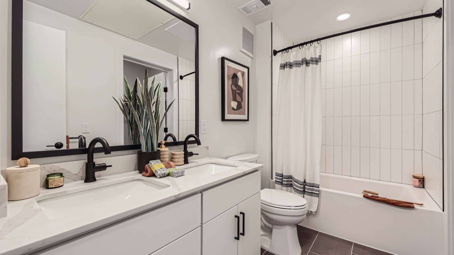 bathroom with decor